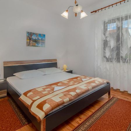 3 Bedroom Awesome Apartment In Novi Vinodolski Bagian luar foto
