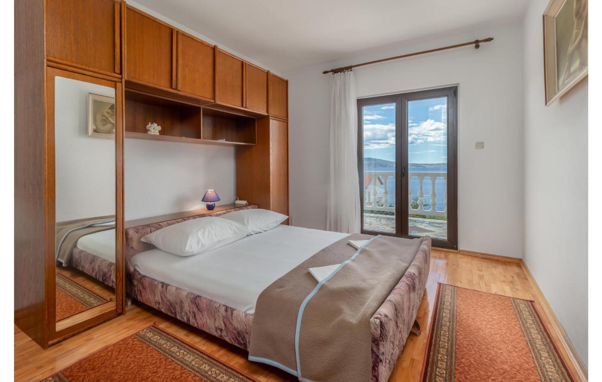 3 Bedroom Awesome Apartment In Novi Vinodolski Bagian luar foto
