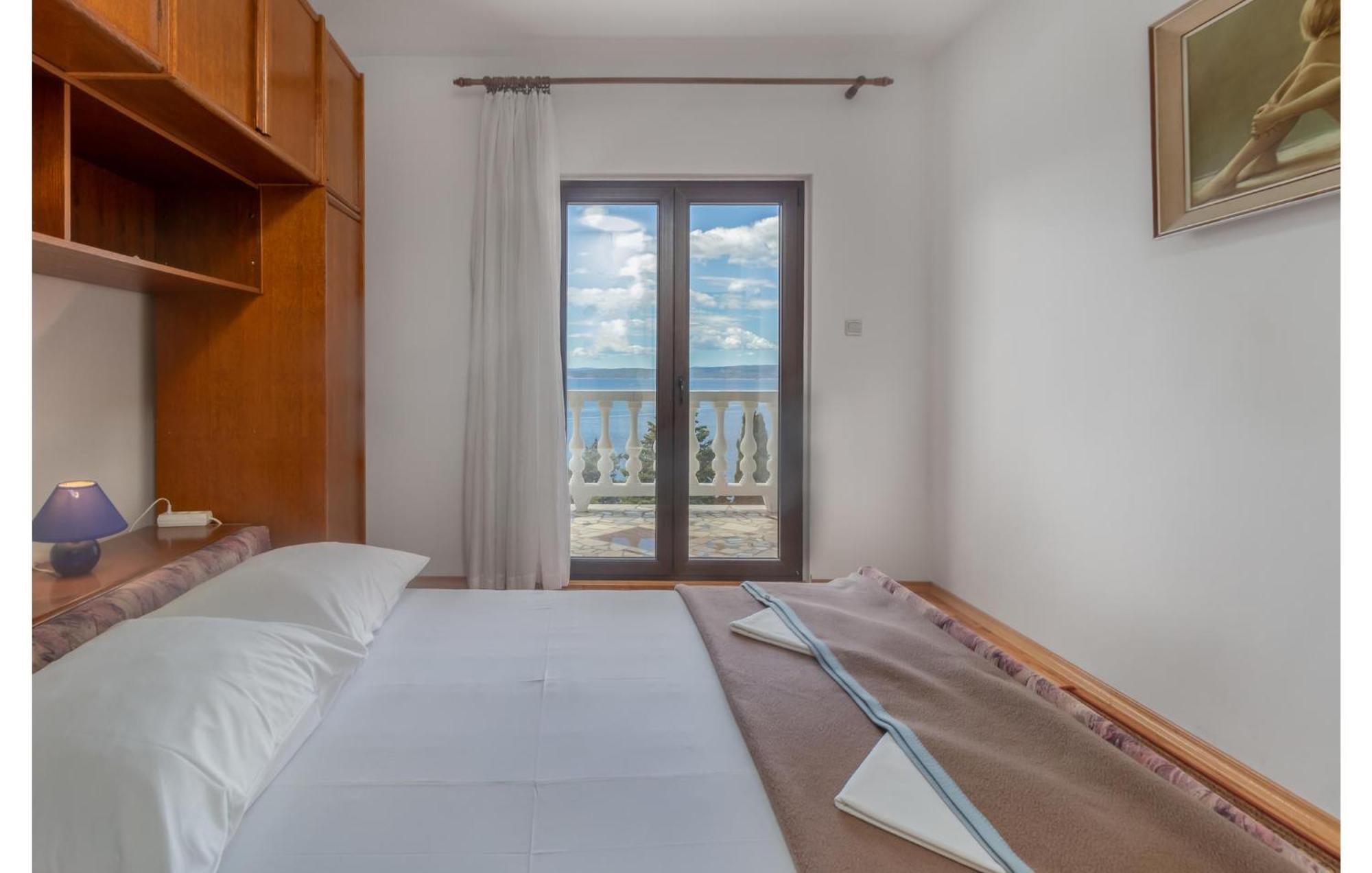 3 Bedroom Awesome Apartment In Novi Vinodolski Bagian luar foto