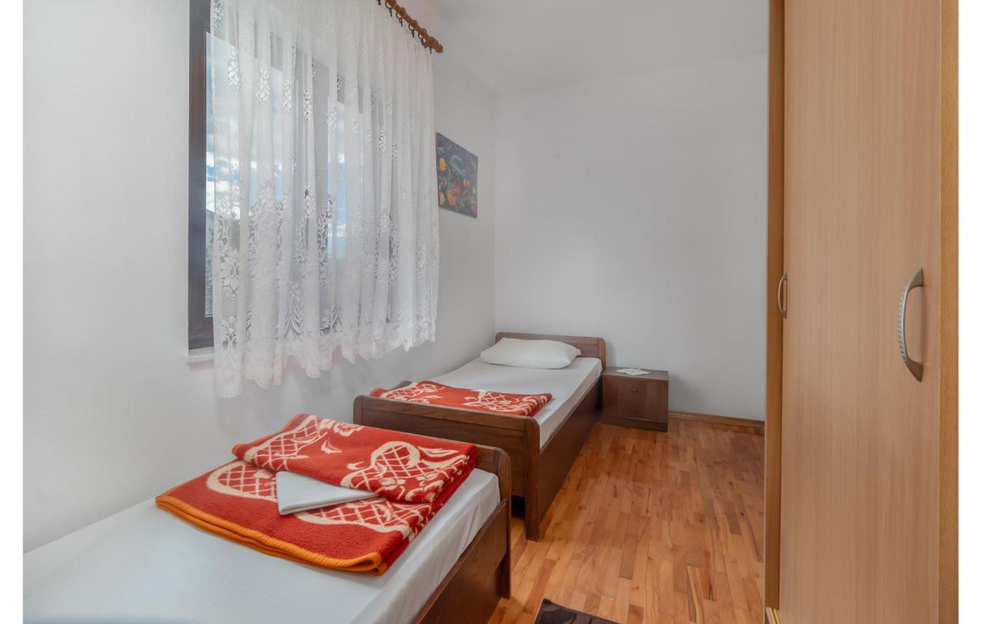 3 Bedroom Awesome Apartment In Novi Vinodolski Bagian luar foto